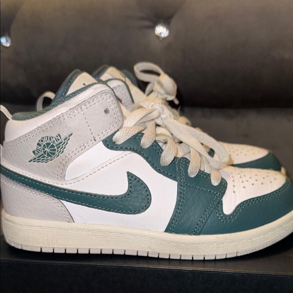 Jordan Kids Sneakers - Green and White - Picture 4 of 6